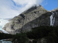 pohled na ledovec a mohutný vodopád ledovcové řeky