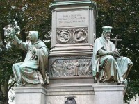 Vpravo Jan Hus, vlevo Girolamo Savonarola na pomníku Martina Luthera