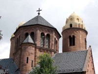 Věže románského kostela sv. Pavla