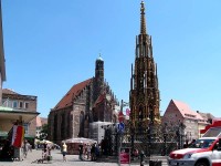 Náměstí Hauptmarkt, Krásná kašna  a kostel Frauenkirche