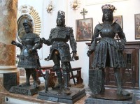 Bronzové sochy zleva: Albrecht II. Bílý (Chromý), král Rudolf I. Habsburský a Filip Sličný (syn Maxmiliána I.)