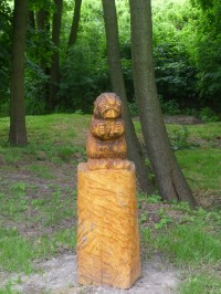 park s dřevěnými sochami v Popovicích