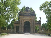 brána na hřbitov