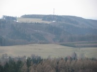 Pohled na vrch Varta nad Sendraží s rozhlednou