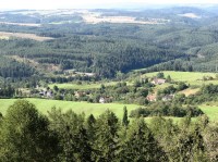 výhled z Vlčí hory na obec Třebel v údolí Kosího potoka