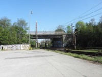 "Pohřební most" nad nádražím Brno-Královo Pole - 8.5.2012. Most byl postaven, aby pohřební průvody nemusely cestou na hřbitov nacházející se za nádražím čekat na železničním přejezdu. Dnes je využíván především nákladními automobily.