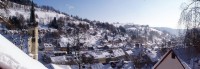 Jáchymov pohled od Svornosti: Jáchymov v zimě. Jáchymov se nachází v táhlém údolí směrem na nejvyšší horu Krušných hor - Klínovec. Jsou zde bohaté možnosti pro turistiku i zimní sporty. Významné jsou též Lázně Jáchymov.