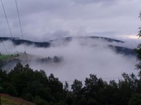 Jáchymov po dešti - dole ve městě mlha, nahoře mraky