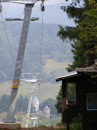 Nový vlek Náprava v Jáchymově: Celé léto 2007 se pilně pracovalo na instalaci nového lyžařského vleku.