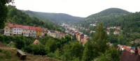 Jáchymov - pohled na hlavní údolí zakončené kostelem, budovou radnice a dolem Svornost.
