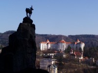 Kamzík = Jelení skok: Pohled od Jeleního skoku (sochy kamzíka) přes údolí na sanatorium Imperial.