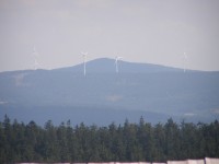 Pohled na větrnou elektrárnu z zříceniny