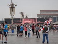 Peking  před mauzoleem se promítají na plátně fotografie