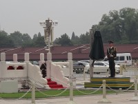 Peking stráž u vlajky na nám. Nebeského klidu