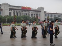 Peking vojenská stráž pochoduje k vlajce