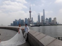 Šanghaj s panoramatem mrakodrapů se fotí novomanželé