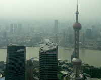 Šanghaj pohled na TV vysílač z mrakodrapu Jin Mao