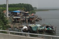 domy na vodě cestou ze Šanghaje 