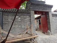 Peking pohled vraty do nádvoří domu v hutongu