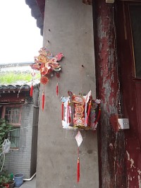Peking na zdi pověšené ozdoby