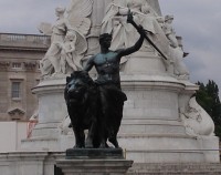 Londýn socha pokroku na pomníku královny Viktorie