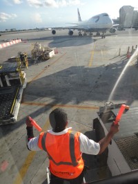 USA letiště Miami, přijíždí náš Boeing