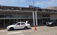 Honduras Roatan letiště, čelní pohled 