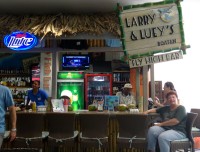 Honduras Roatan kavárnička na letišti