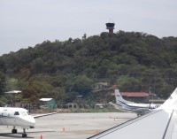 Honduras Roatan kontrolní věž na nedalekém kopci