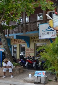 Honduras Roatan West End prodejce ryb, seděl tan každý den