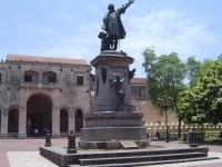 Santo Domingo pomník Cristobala Colona na náměstí před katedrálou