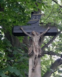 Kristus na kříži u lesa