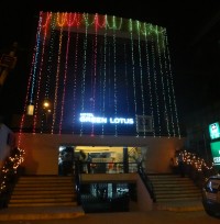 i venku je hotel vyzdoben světýlky ke svátku Diwali
