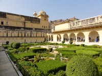 podloubí se Zrcadlovým sálem a mughalská zahrada mezi paláci