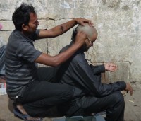 holení hlavy u ghátů ve Varanasi
