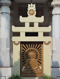 Buddha Temple - Buddha před vchodem