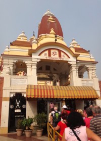 hlavní vchod do areálu Birla Temple