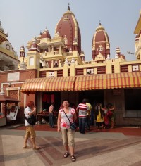 před chrámem Birla Temple