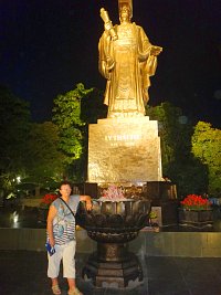 u pomníku císaře Lý Thái Tó