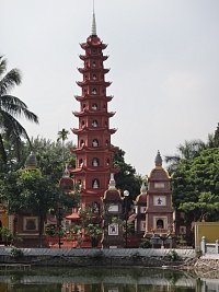 pagoda, v každém poschodí sochy Buddhy