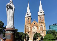 socha Panny Marie Míru před katedrálou