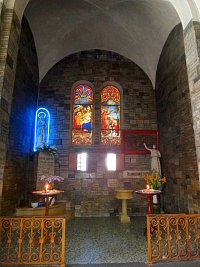jeden z bočních oltářů (kaple)