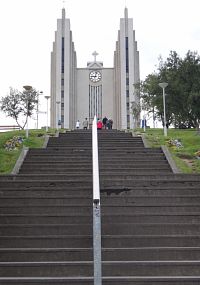 ke kostelu vede schodiště