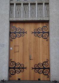 dveře kostela