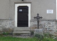 zadní dveře s křížem