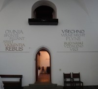 Fulnek kaple a citát na zdi