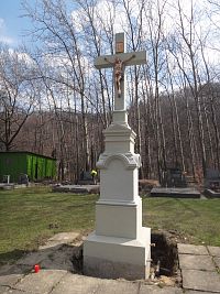 kříž uprostřed hřbitova