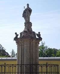 socha nedaleko kostela