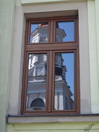odraz kostela v oknech radnice