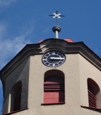osmiboká věž s hodinami